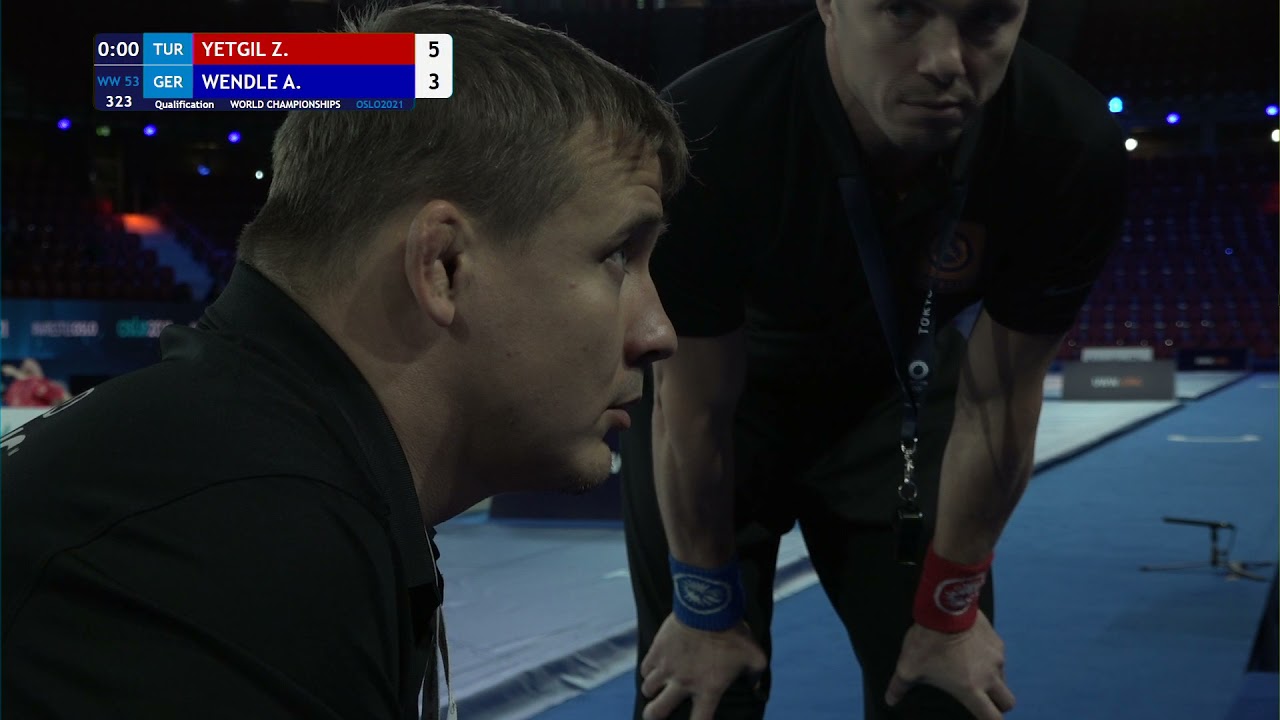 Qual. WW - 53 kg: Z. YETGIL (TUR) v. A. WENDLE (GER) background