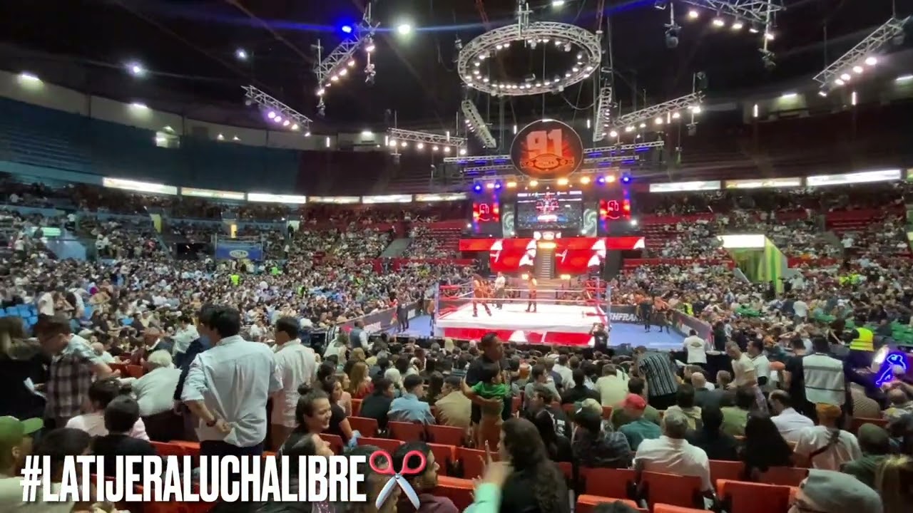 En una situación inusual, suena la alarma sísmica en la Arena México, el público reacciona en calma background
