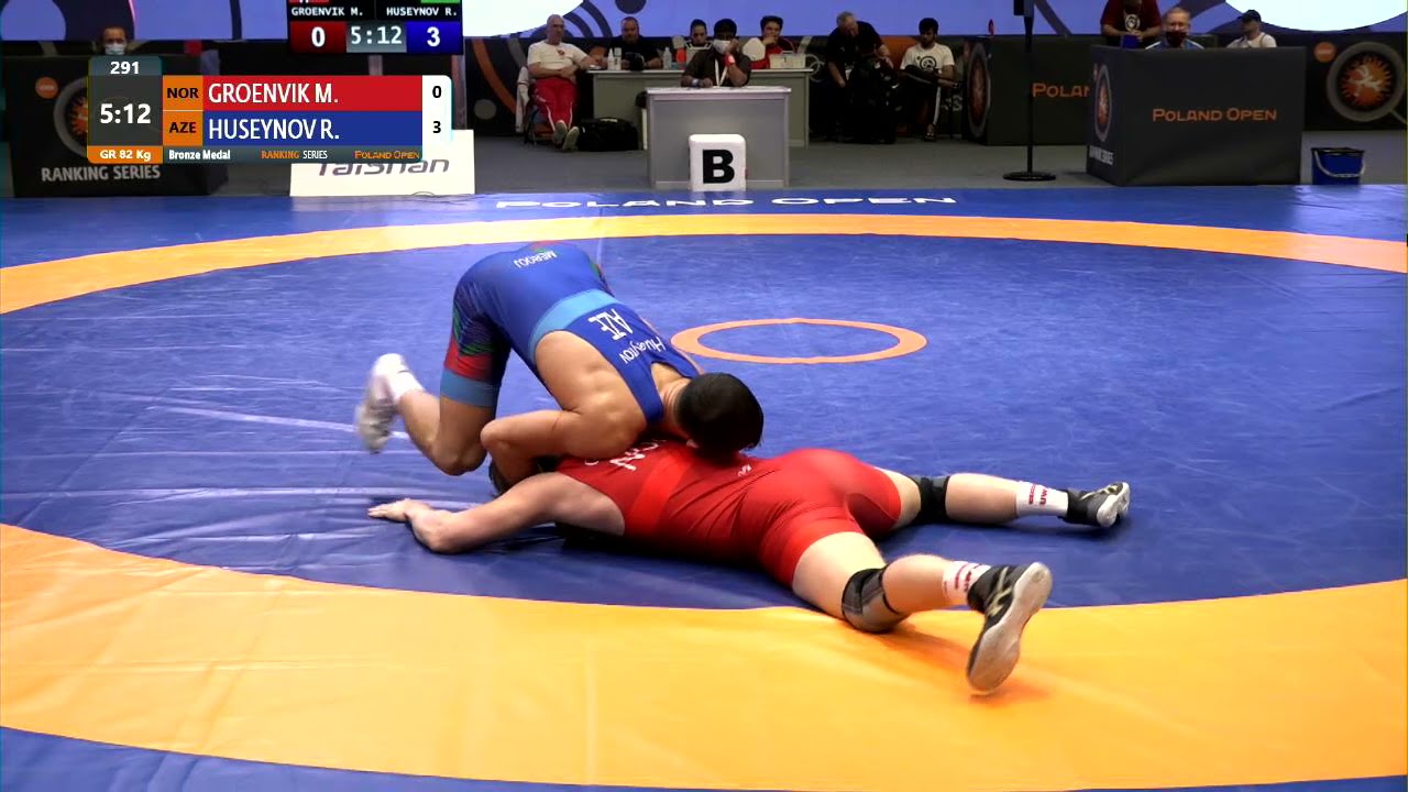 BRONZE GR - 82 kg: M. GROENVIK (NOR) v. R. HUSEYNOV (AZE) background