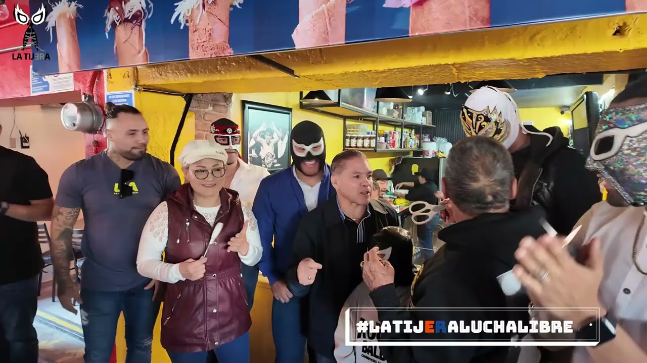 Inauguración de una sucursal más de las Marquesitas de la chiquita Gonzáles, rodeado de luchadores background