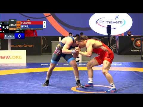 1/2 GR - 77 kg: R. VLASOV (RUS) v. T. LEVAI (HUN) background