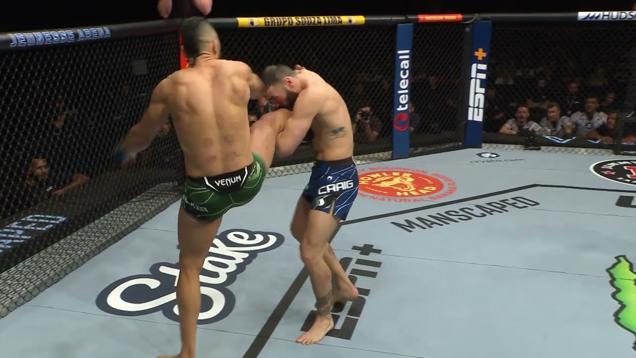 #UFC294 Johnny Walker Finaliza a Paul Craig background