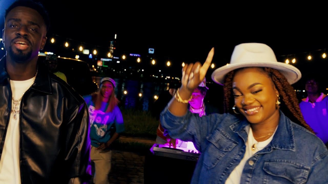 Milo feat Déborah Lukalu - Là Haut ( clip officiel )