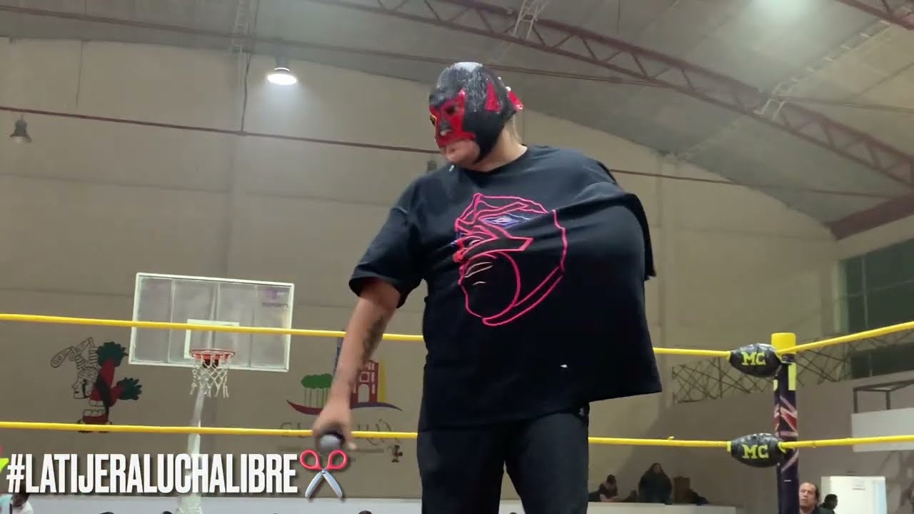 Rokambole Jr agradece el apoyo de la afición, luego de su operación background