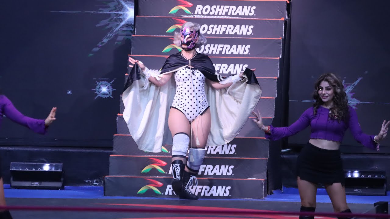 Toni Storm arriba al cuadrilátero de la Arena México background