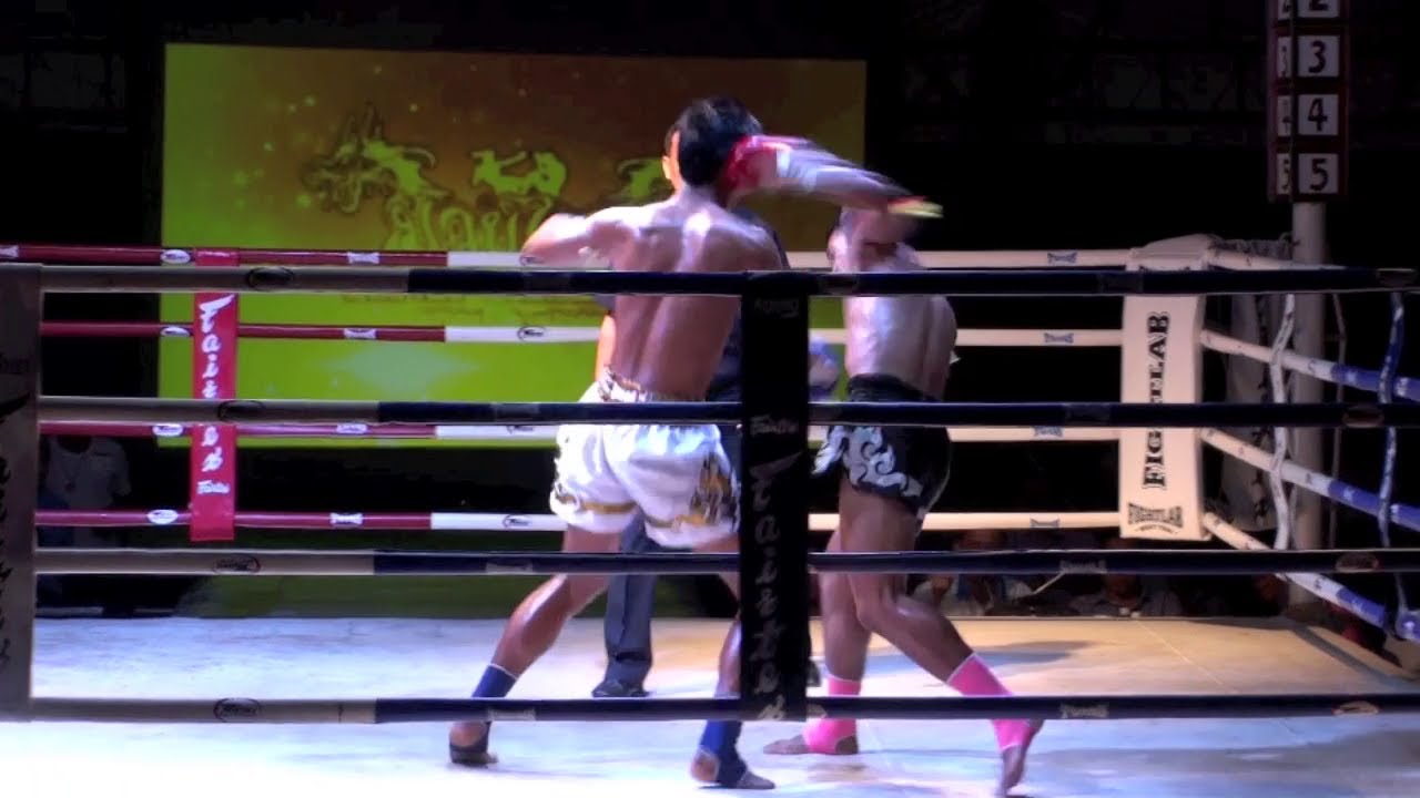 Huge Elbow KO: Tukkatatong Phetpayatai vs Petwanlop Kiatnadee @ Soi Taied Stadium 18/3/2014 background