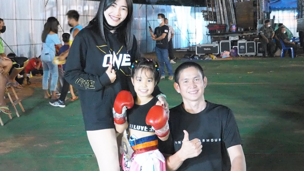 คุยกันหลังชกครับThe day after the fight!試合翌日! background