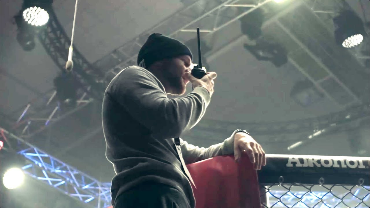 OKTAGON ZA OPONOU - V zákulisí MMA... background