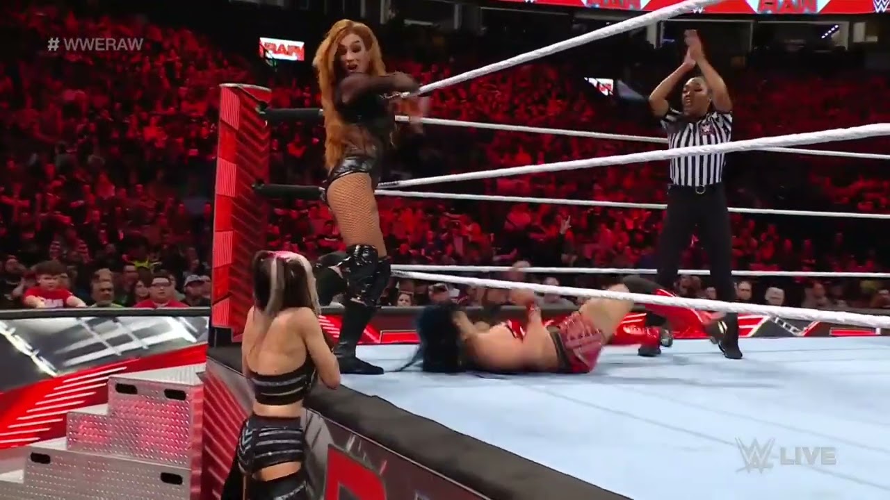 IYO SKY & Dakota Kai vs. Mia Yim & Becky Lynch: Raw, Jan. 2, 2023 background