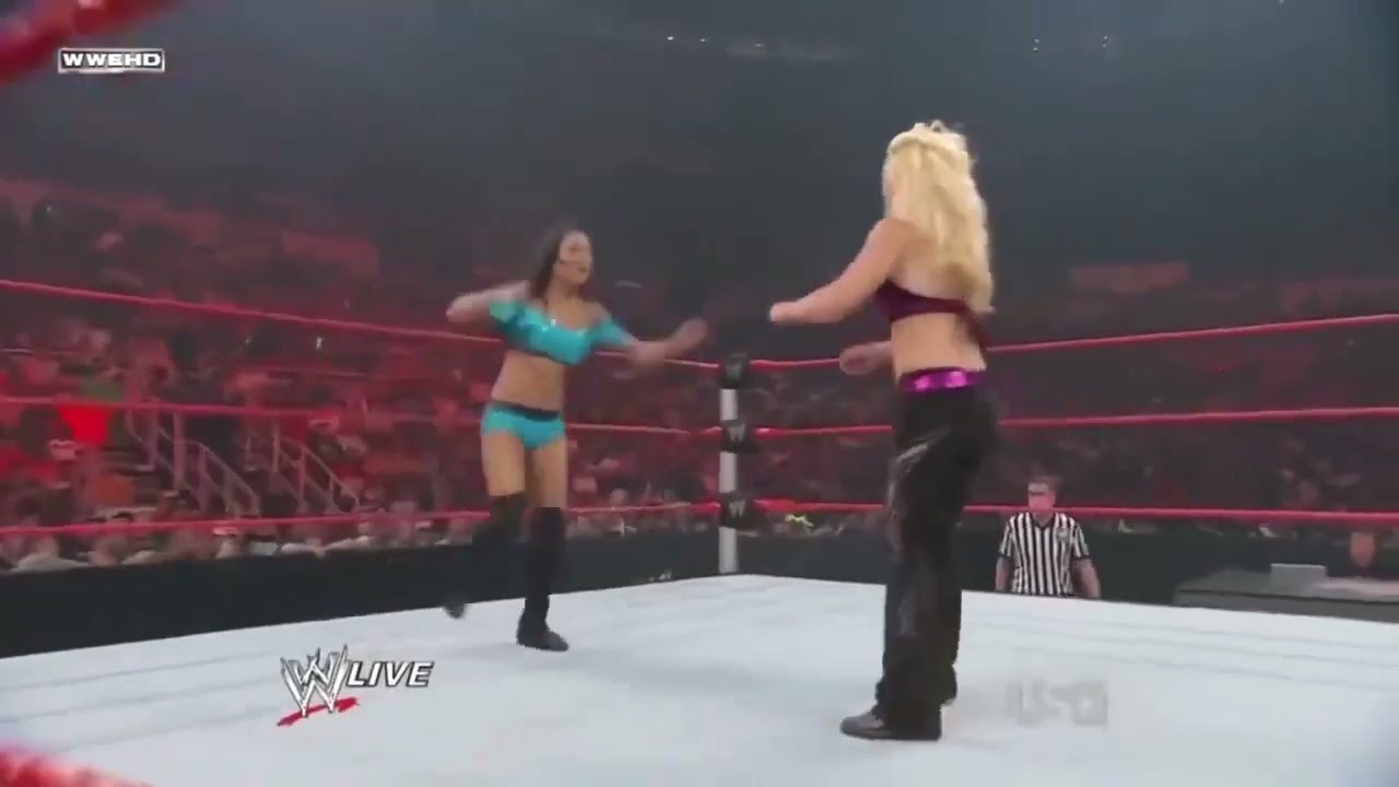 Phoenix vs Fox vs Mendes vs Hall vs Kelly vs Kim - 6-Diva Battle Royal Match: Raw, Aug. 31, 2009