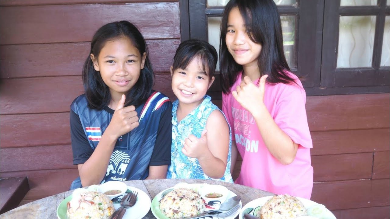 กินข้าวเอาแรงเตรียมลุยเย็นนี้จ้า background