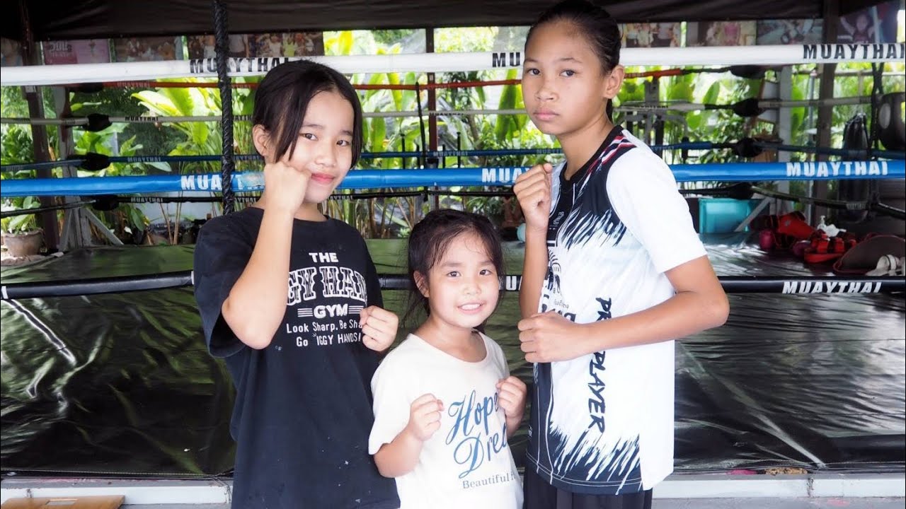 สวัสดีจ้าออกกำลังกายด้วยกันจ้าFor the next fight! 次戦に向けて!Muay Thai Training! background