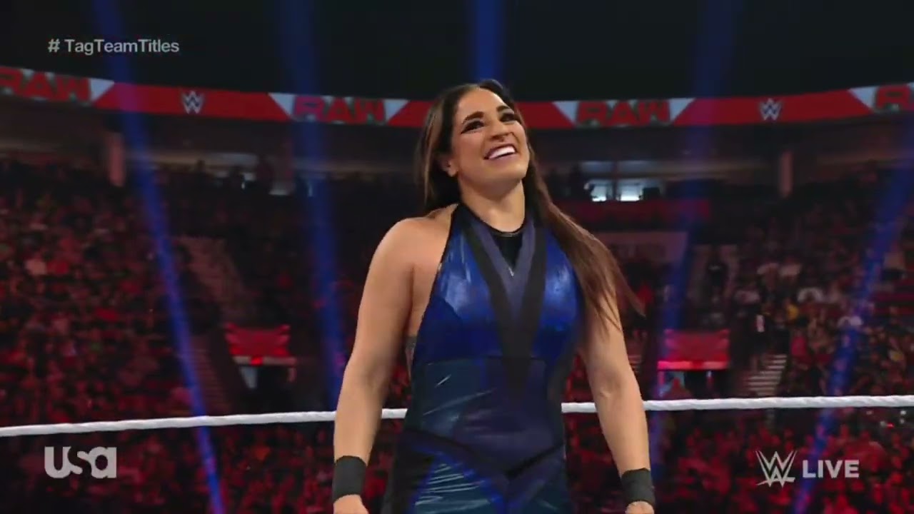 WWE RAW RAQUEL RODRIGUEZ & ALIYAH VS DAMAGE CTRL 09/12/22 background