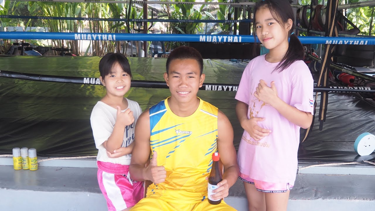 ถ่ายยาเตรียมลุยต่อเอฟ16Muaythaiムエタイ練習風景!【タイ】 backdrop