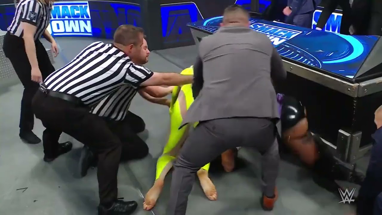 Rhea Ripley and Charlotte Flair engage in a chaotic brawl: SmackDown, Mar. 17, 2023 backdrop