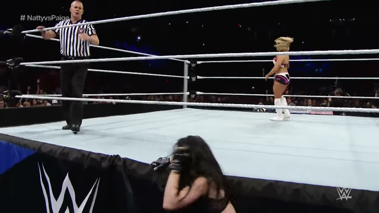 Paige vs. Natalya: WWE Main Event, October 28, 2014 background