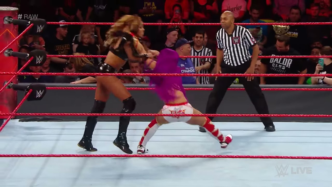Sasha Banks vs. Alicia Fox: Raw, May 22, 2017 background