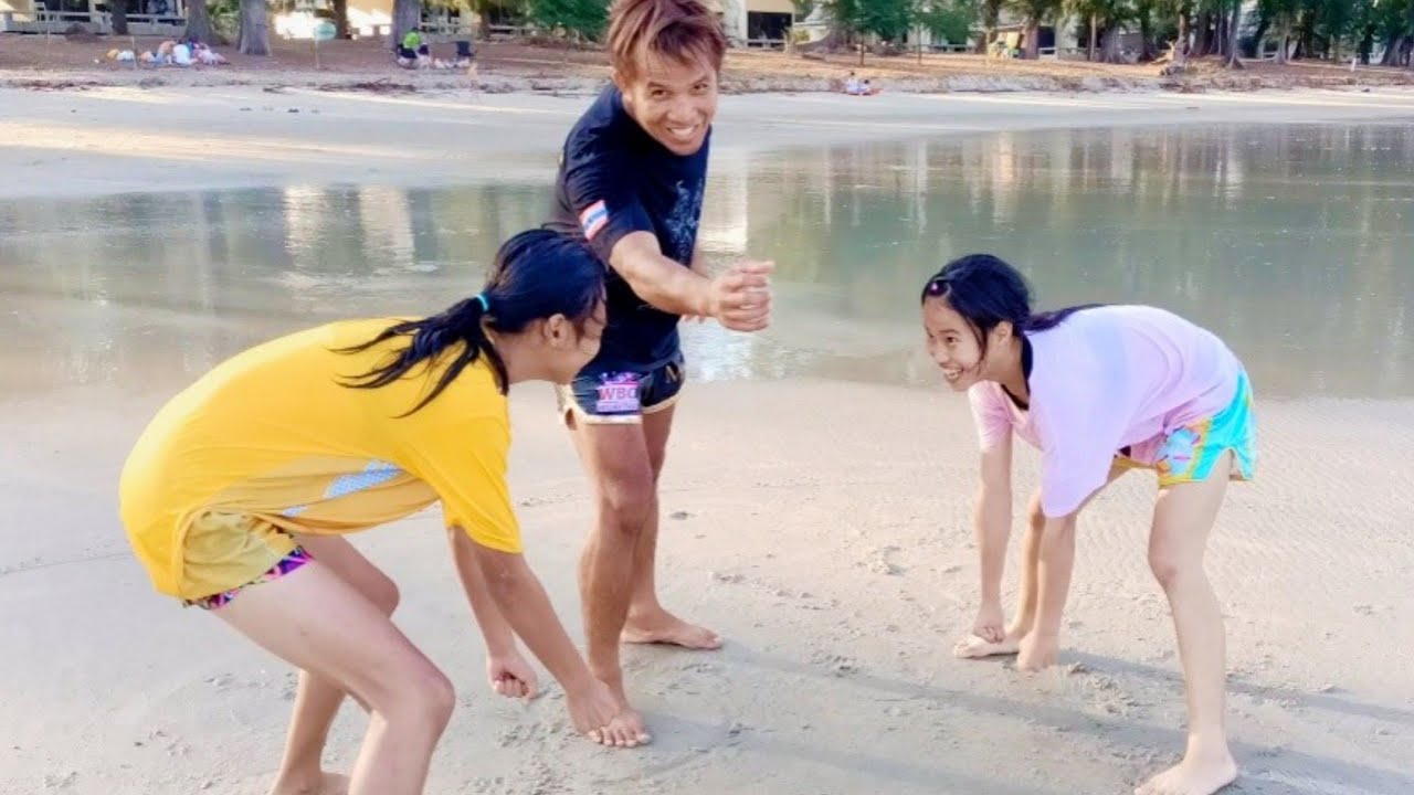 ผ่อนคลายเล่นเกมส์กันนิดหน่อยที่หัวหินจ้าREMINA vsBeauty&3vs1!海で相撲対決！！ background