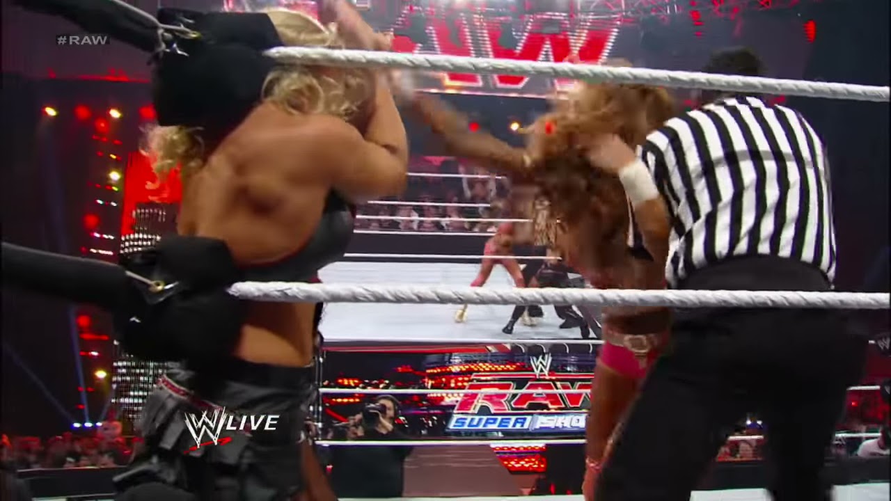 Beth Phoenix (c) vs. Eve Torres - Divas Championship Match: Raw, January 30, 2012 background