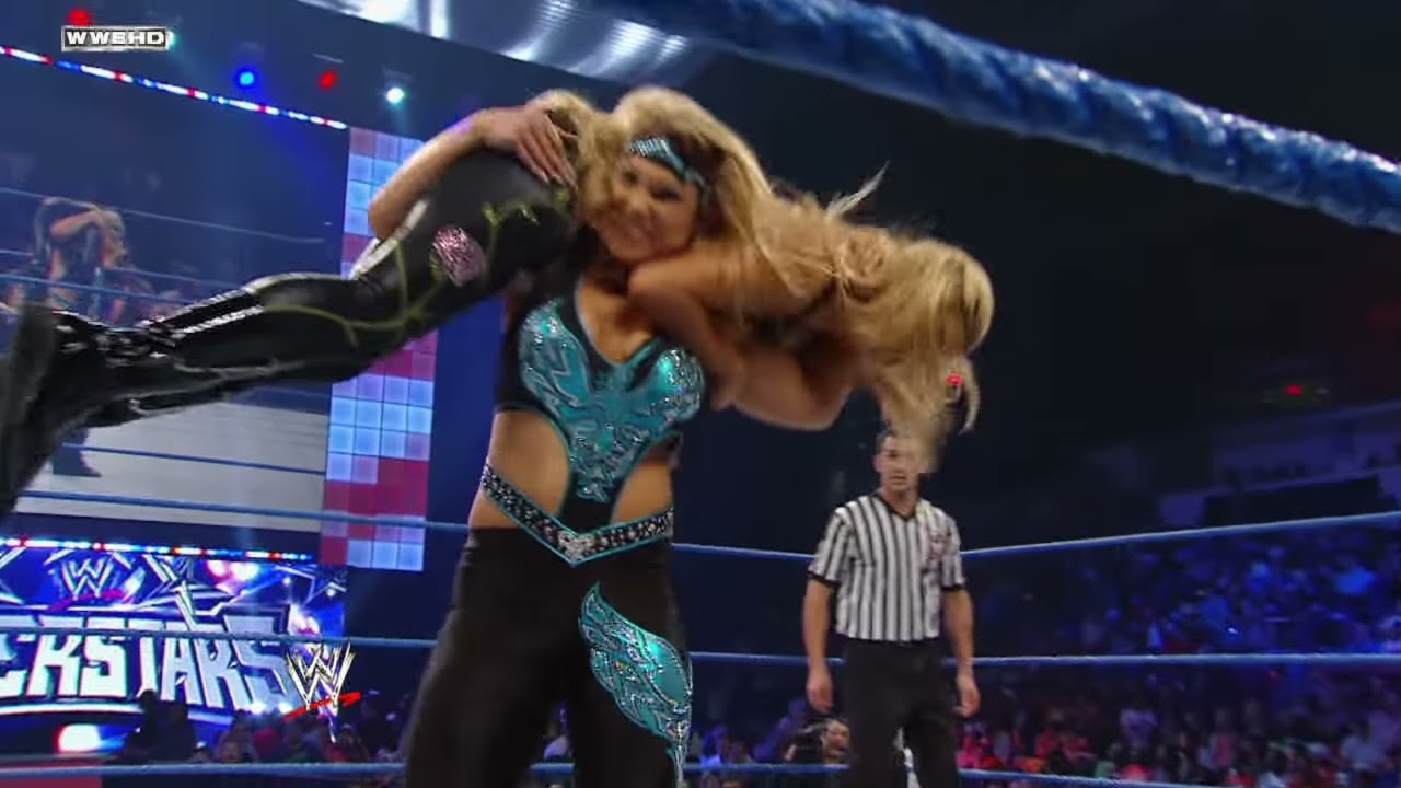Beth Phoenix vs. Rosa Mendes: WWE Superstars, June 02, 2010