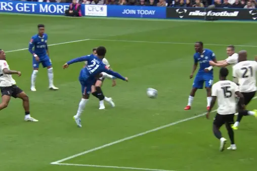 [Goal] Lightning strike! Chelsea awarded a corner, Hato smashes home from near the six-yard line