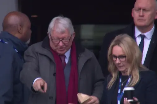 [Highlights] Joining the fun! Camera focuses on Sir Alex Ferguson watching from the stands