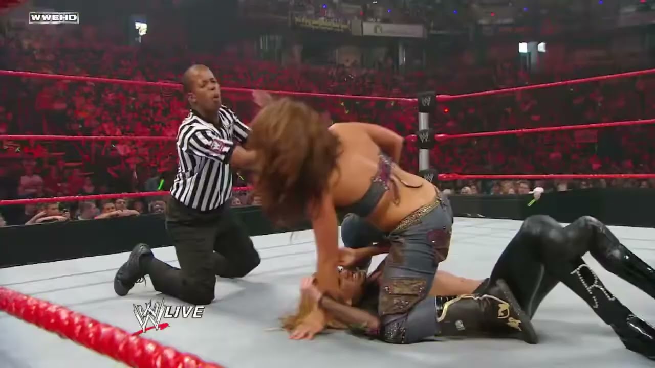 Mickie James vs. Rosa Mendes: Raw, Sept. 28, 2009