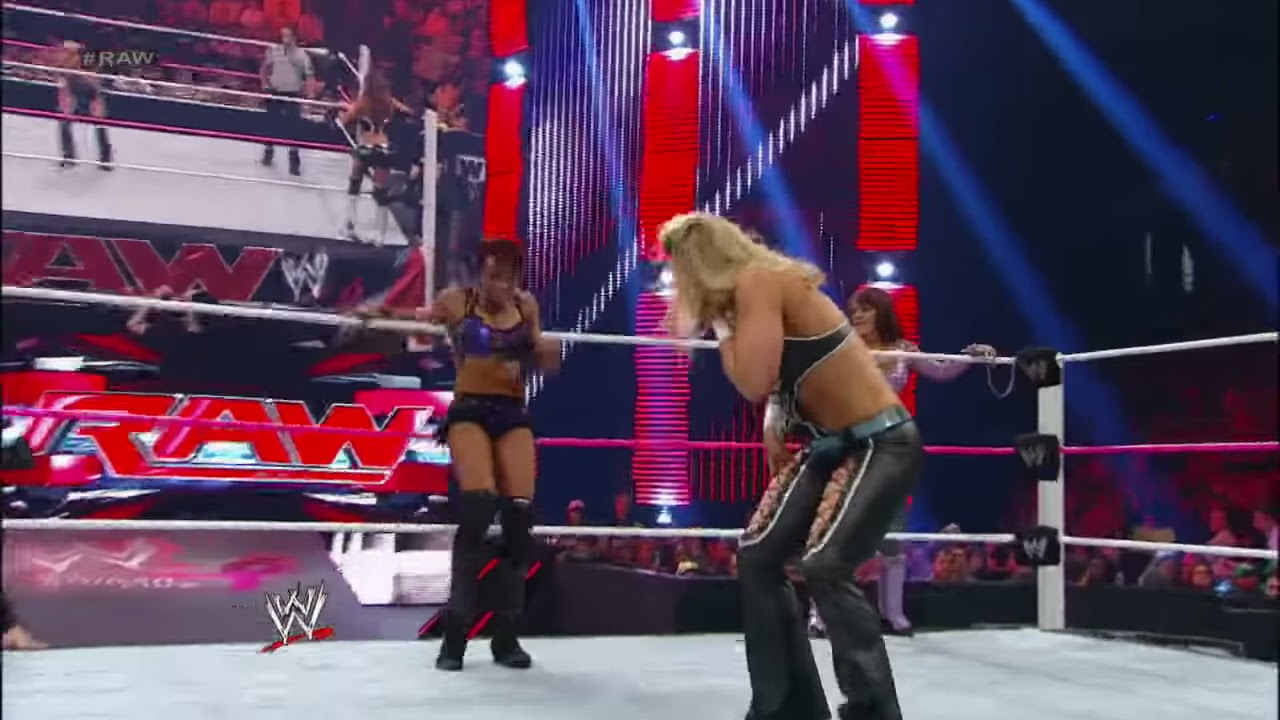 Beth Phoenix & Eve Torres vs. Alicia Fox & Layla: Raw, September 24, 2012 background
