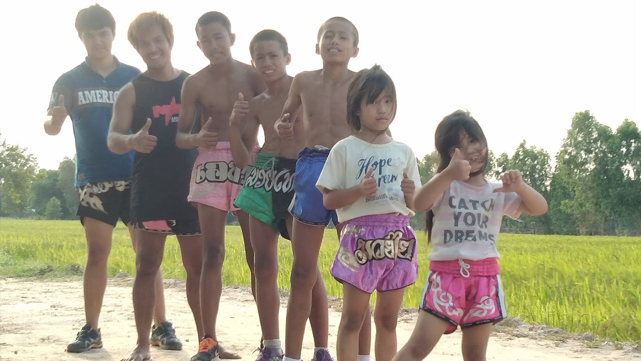 คุยกันหลังซ้อมเสร็จกับบรรยากาศดีๆムエタイ 野外 練習後!Muay thai background