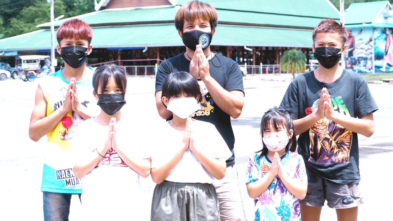 เที่ยววัดป่าบ้านตาดจ้าHappy sunday! 休日は。。 background