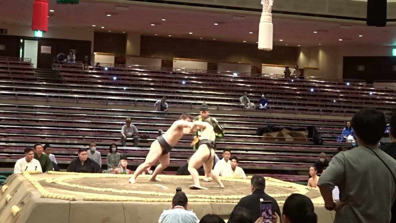 《前相撲》番付載る前のフレッシュな力士たち 行司の式守友三郎もデビュー✨【大相撲令和7年5月場所】3日目 2025/05/13 夏場所 background