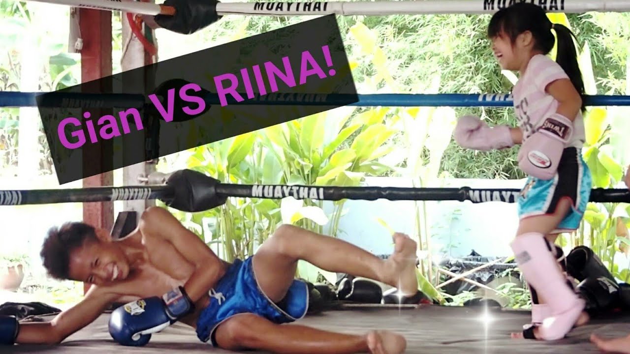 RIINA(Red) VS Gian(Blue)รีนะโชว์ศิลปแม่ไม้มวยไทยแบบน่ารักน่ารักจ้า【ムエタイ】 background
