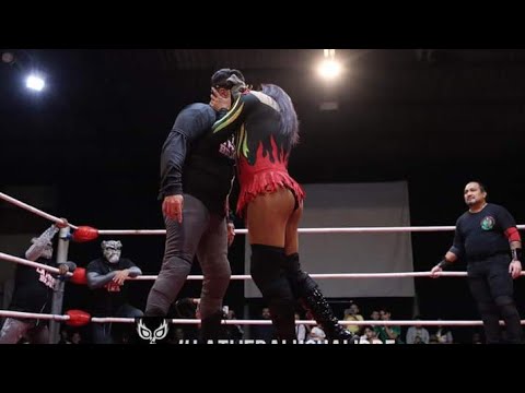 Besos y llaves con Las Shotas Vs La Perra Brava en la función de Legend en la Arena López Mateos background