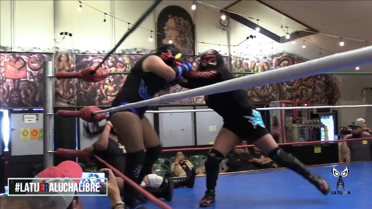 Triangular femenil: Blue Danger Vs Killer Frost Vs Ishtar con WWS en el Circo Volador background