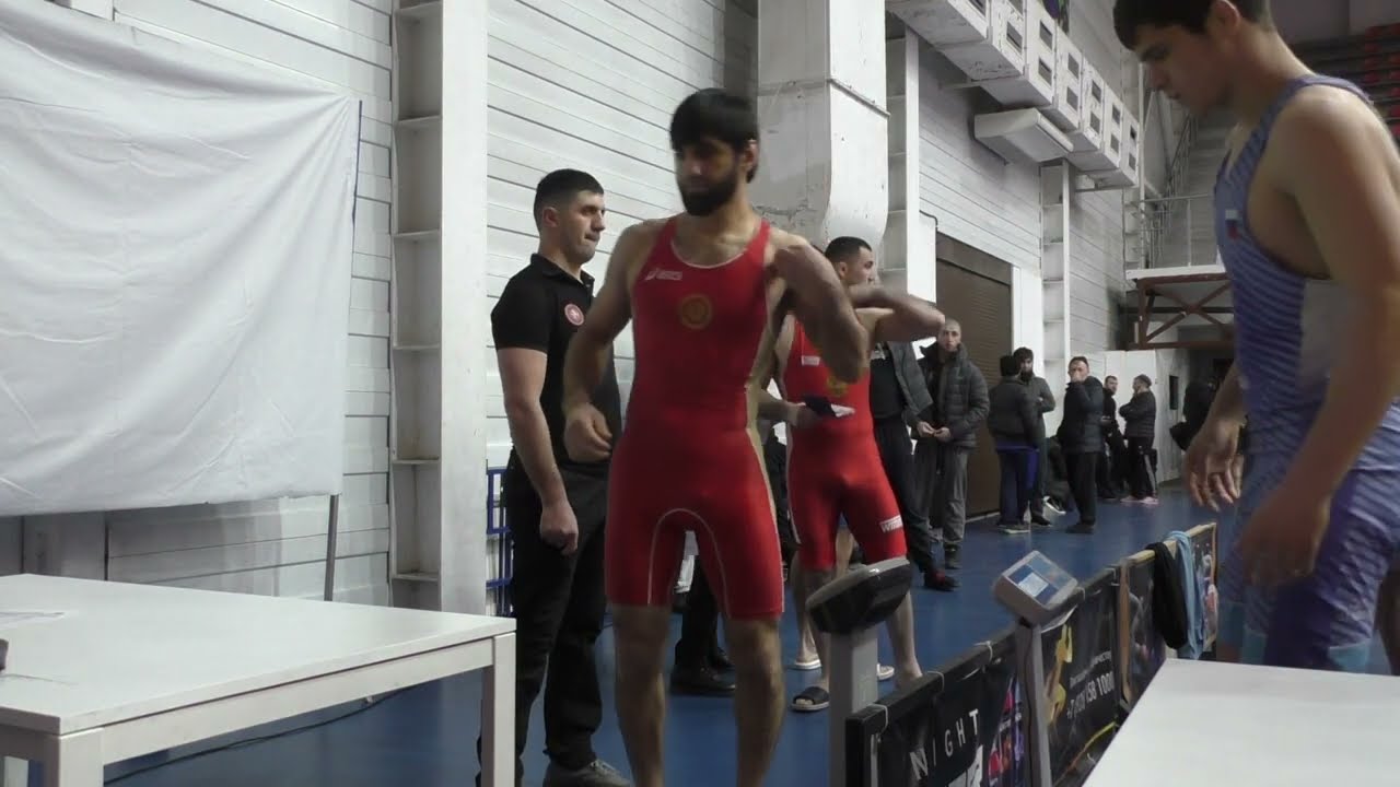 Взвешивание борцов до 86 кг на чемпионате СКФО 2024 в Нальчике. background