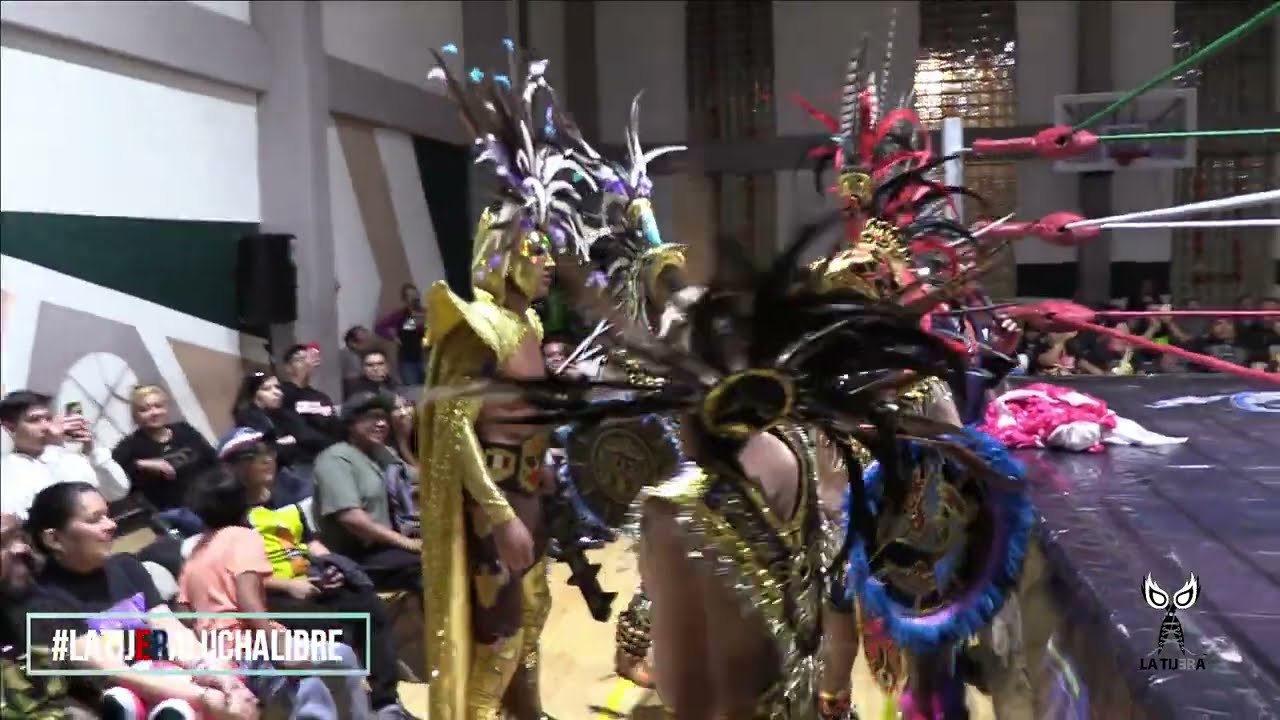 El Rey Azteca, Brazo de Oro Jr con una presentación de nivel background