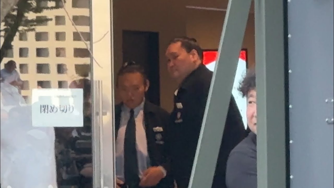 優勝パレード待ち 伊勢ヶ濱親方(照ノ富士)と湊川親方(貴景勝)が談笑 そこに振分親方(妙義龍)も登場✨【大相撲令和7年7月場所】2025/7/27 backdrop