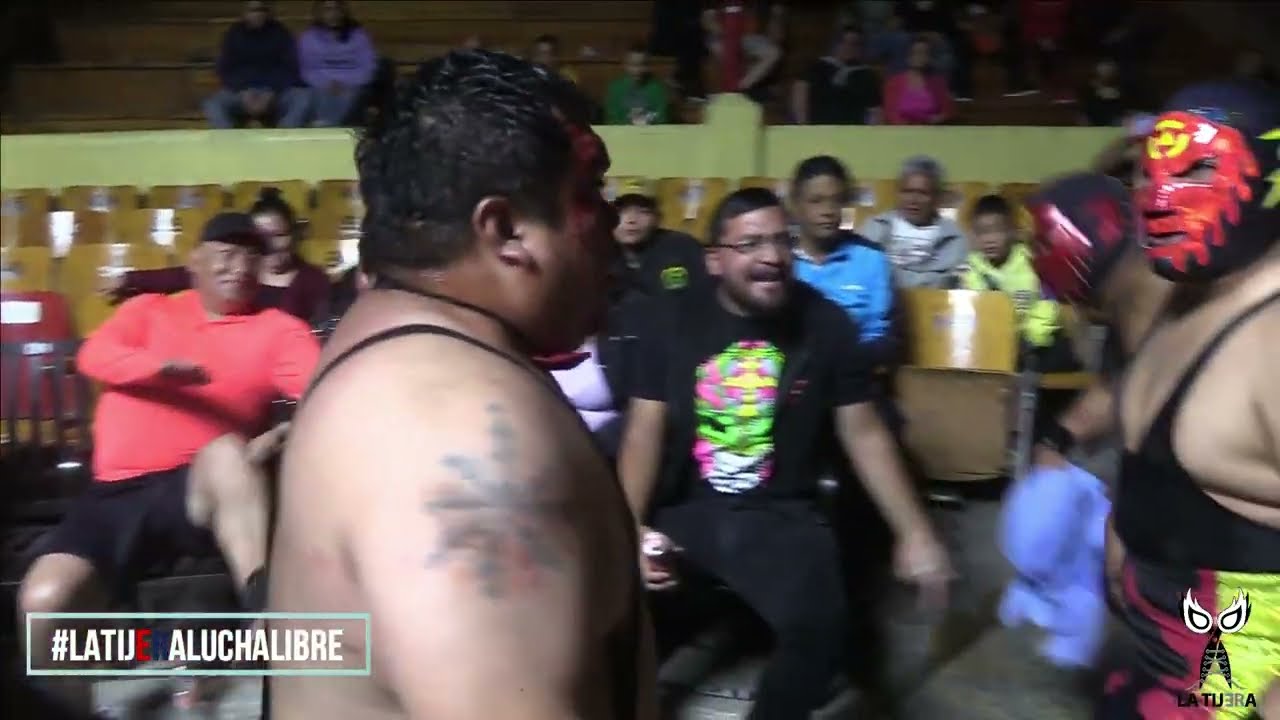 Chico Che pierde su cabellera ante Sicario II pero la afición quiere una caída más background
