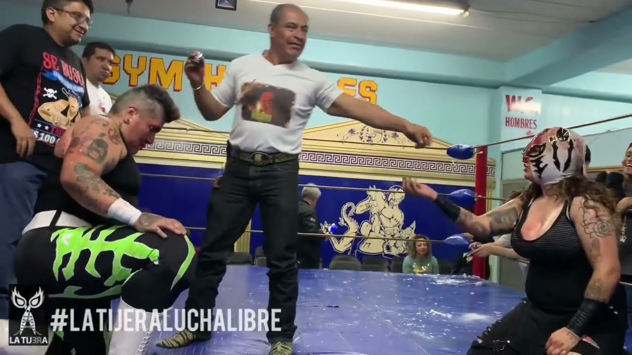 Tsunami paga con su cabellera a Metálica del CMLL y ambas agradecen el esfuerzo background