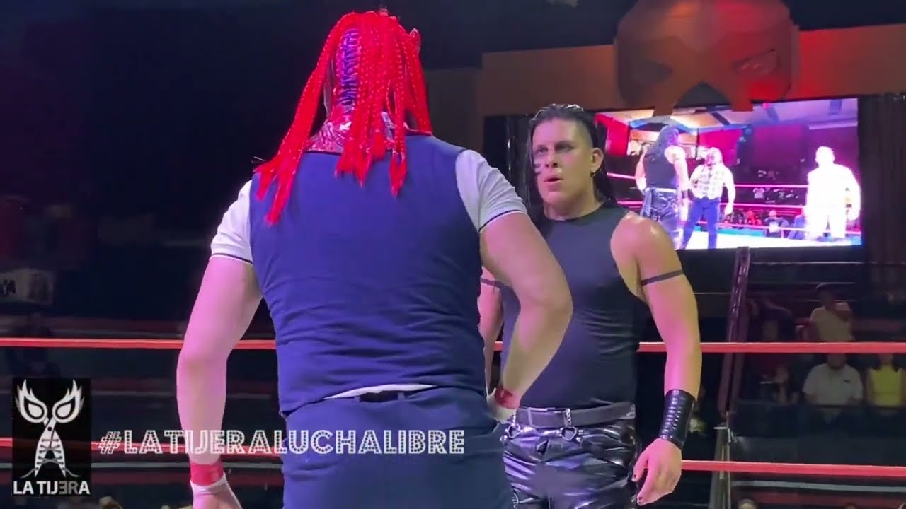 Mr. Leo y Hell Boy se encaran luego de ser compañeros, y se retan en solitario o en parejas backdrop