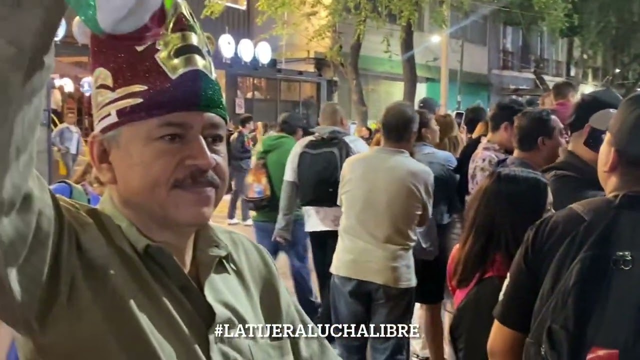 Entrada a la Arena México del CMLL “llenazo” background
