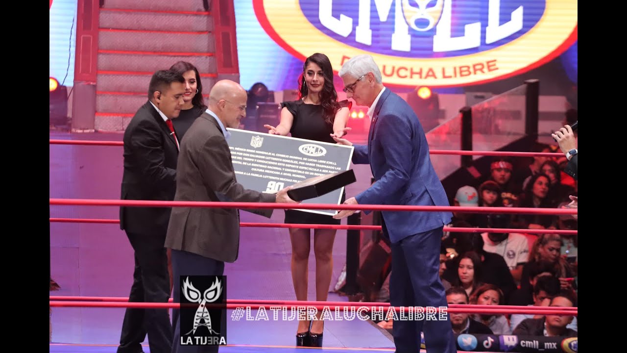 La NFL en México entrega reconocimiento por 90 años al CMLL al señor Salvador Lutteroth background