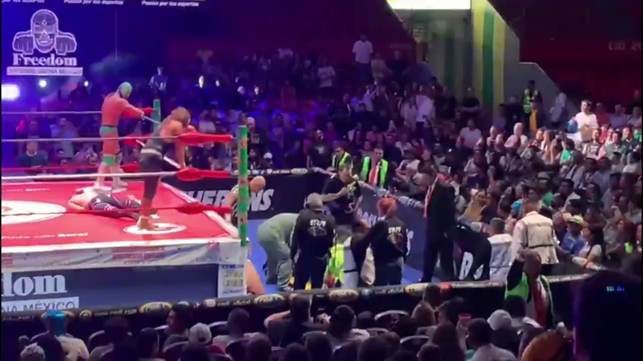 Tremendo golpe de Futuro, oportuna atención del servicio médico y de seguridad del CMLL background