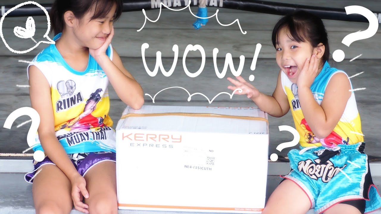 .ใหญ่จังเลยอะไรน๊าเอฟซีส่งมาจ้าなんじゃこりゃ〜!?謎のダンボール開封!!What's in the box?! background