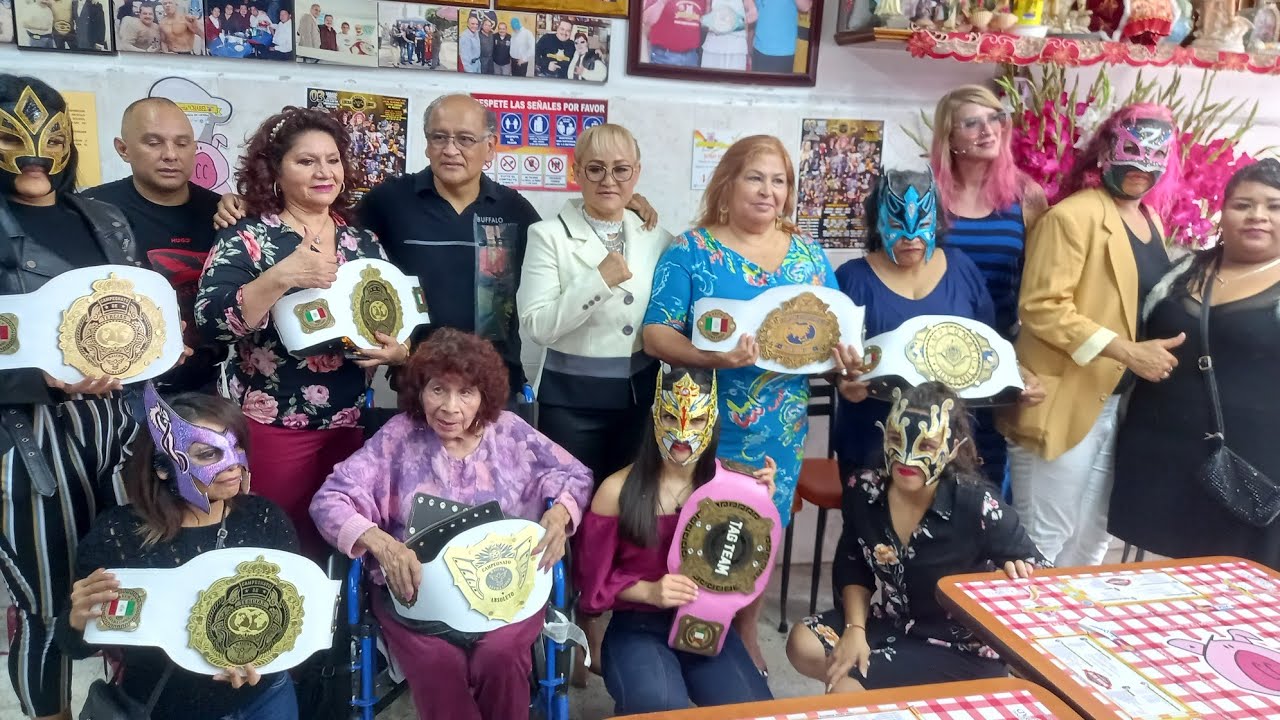 Conferencia de prensa: función femenil con 70 luchadoras y 15 leyendas con Halcón Lucha background