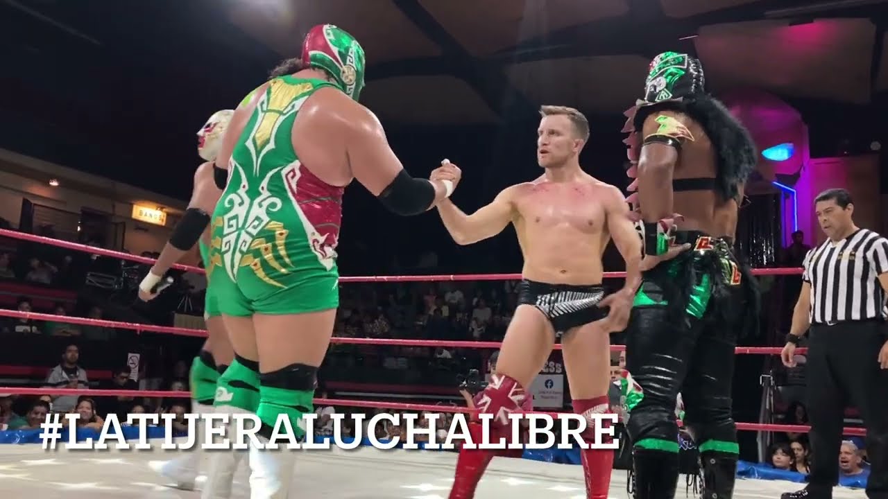 Hijo de Dr. Wagner Jr agradece a rivales y se hinca en el ring de la Arena Naucalpan background