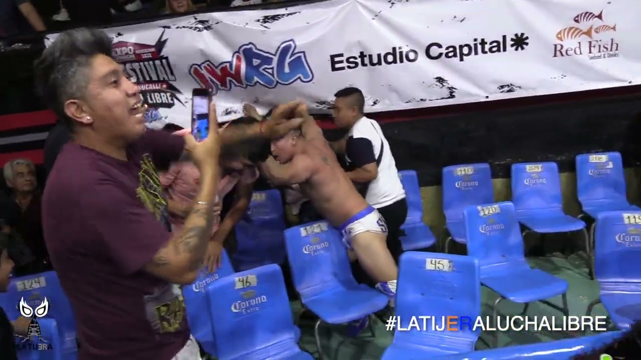 La Pandemia Vs Los Internacionales se dan con todo en la Arena Naucalpan con IWRG background