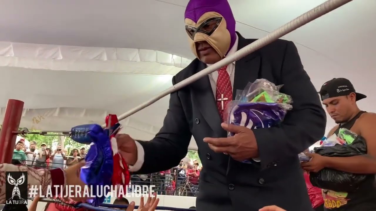 El Fantasma y Sandra Cuevas regalan máscaras a los niños asistentes a la función en Teppan Tacos background