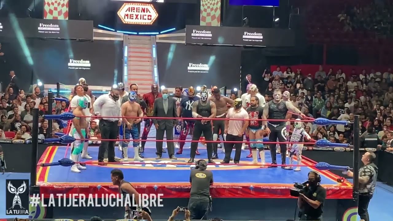 Minuto de aplausos en la Arena México a don Enrique Lutteroth Camou background