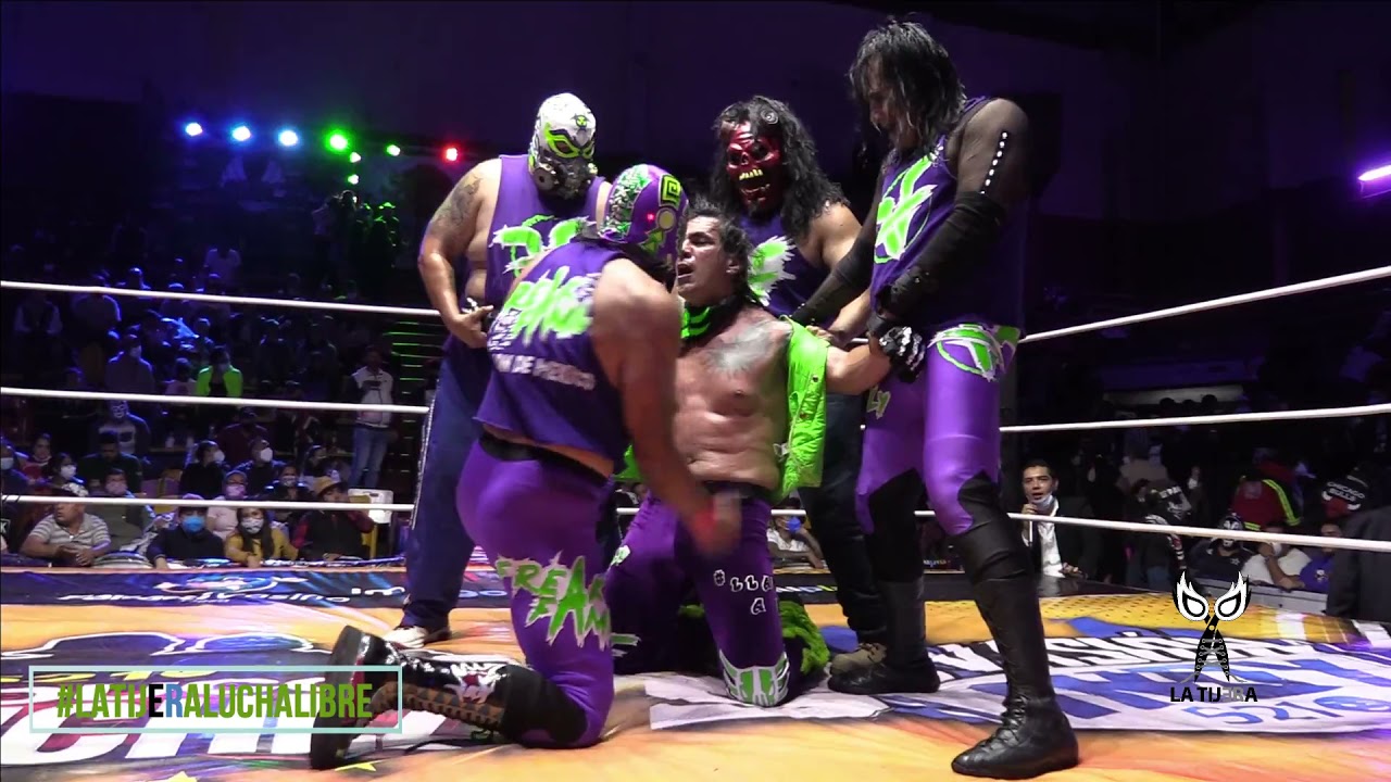 Intocable desterrado y golpeado de la Freak Family background